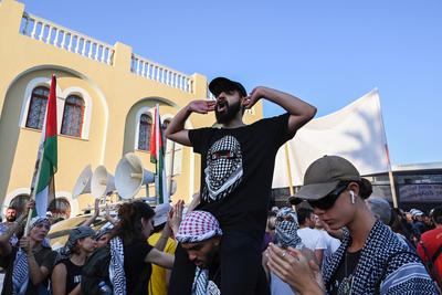Cruise ship Crown Iris with Israeli tourists faces protest in Piraeus Port-stock-foto