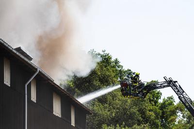 Gro?brand eines Reifenlagers mit Geb?udekomplex-stock-foto