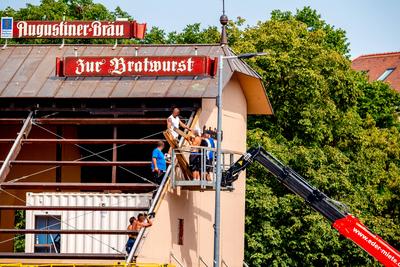 Munich, Bavaria, Germany - August 14, 2025: On Munich s Theresienwiese, the first festival tents are growing behind cons-stock-foto