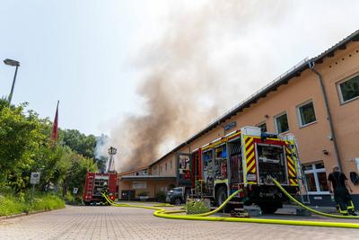 Gro?brand eines Reifenlagers mit Geb?udekomplex-stock-foto