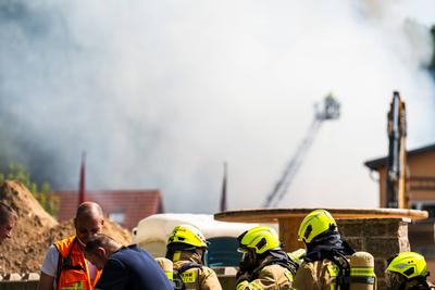 Gro?brand eines Reifenlagers mit Geb?udekomplex-stock-foto