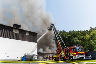 Gro?brand eines Reifenlagers mit Geb?udekomplex-stock-foto