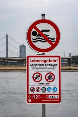 Badeverbot Rhein-stock-foto
