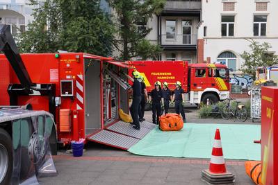 ?bungsdienst der Freiwilligen Feuerwehr Hannover. Katastrophenschutz, ABC-Dekontanimation.-stock-foto