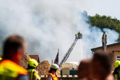 Gro?brand eines Reifenlagers mit Geb?udekomplex-stock-foto