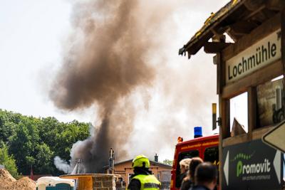 Gro?brand eines Reifenlagers mit Geb?udekomplex-stock-foto