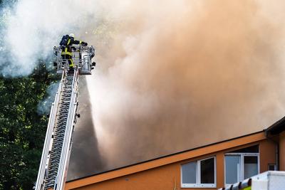 Gro?brand eines Reifenlagers mit Geb?udekomplex-stock-foto