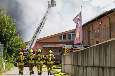 Gro?brand eines Reifenlagers mit Geb?udekomplex-stock-foto