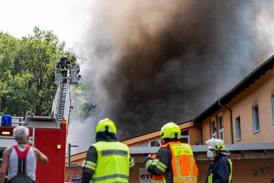 Gro?brand eines Reifenlagers mit Geb?udekomplex-stock-foto