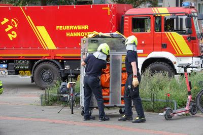 ?bungsdienst der Freiwilligen Feuerwehr Hannover. Katastrophenschutz, ABC-Dekontanimation.-stock-foto