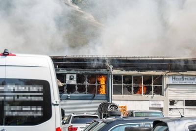 Gro?brand eines Reifenlagers mit Geb?udekomplex-stock-foto