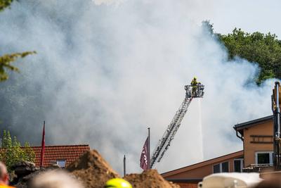 Gro?brand eines Reifenlagers mit Geb?udekomplex-stock-foto