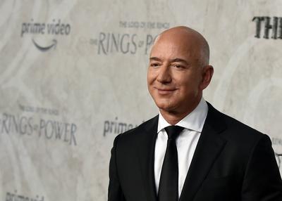 Jeff Bezos attends The Lord Of The Rings: The Rings Of Power - World Premiere at Leicester Square in London, England. UK-stock-foto