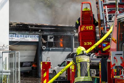 Gro?brand eines Reifenlagers mit Geb?udekomplex-stock-foto