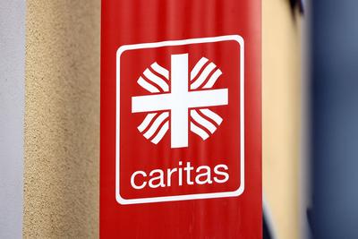 Eine Fahne mit dem Logo der Caritas in Bonn. Der Deutsche Caritasverband ist Dachverband der organisierten Caritas und W-stock-foto