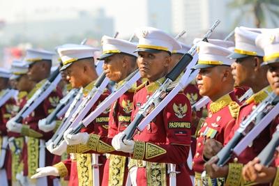 JAKARTA, INDONESIA - AUGUST 17: Indonesian honor march in a ceremony to mark 80th anniversary of Indonesia s Independenc-stock-foto