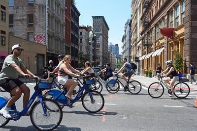 (new) summer streets in new york city. August 16, 2025, new york city?s public space is a celebration of the city?s succ-stock-foto