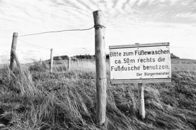 Fotostory ?ber die Hallig Oland im Jahr 1994 Originelles Hinweisschild f?r Wattwanderer auf eine Fu-stock-foto