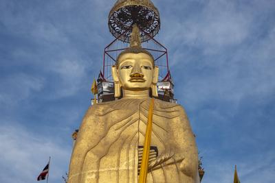 Mit Glasmosaiken und 24 kar?tigem Gold verzierter 32 Meter hoher stehender Budda, Luang Pho To oder Phrasiariyametri, Wat Intharawihan, Bangkok, Thailand, Asien-stock-foto
