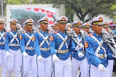 JAKARTA, INDONESIA - AUGUST 17: Indonesian honor march in a ceremony to mark 80th anniversary of Indonesia s Independenc-stock-foto