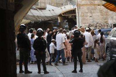 Israeli security forces stand guard as Israeli settlers tour in the Palestinian side of the old city and market of Hebron-stock-foto