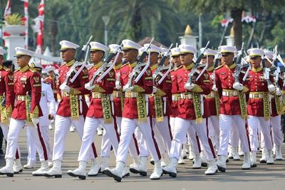 JAKARTA, INDONESIA - AUGUST 17: Indonesian honor march in a ceremony to mark 80th anniversary of Indonesia s Independenc-stock-foto