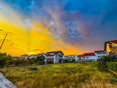 Schweres Gewitter ?ber Urlaubsregion in Kroatien: Beeindruckende Superzelle mit starkem Gewitter zieht ?ber die kroatische K?stenstadt Split - zahlreiche Blitzeinschl?ge in der Gewitterfront - Abk?hlung nach schw?lwarmen Temperaturen von 35 Grad-stock-foto