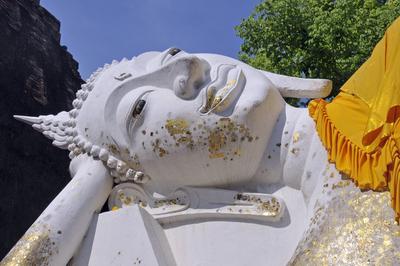 Buddhismus mit Blattgold und Tunika verzierter liegender Buddha (?bergang ins Nirvana), Wihan Phraphutthasaiyat, Wat Yai-stock-foto
