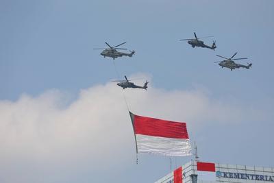 JAKARTA, INDONESIA - AUGUST 17: Indonesian Air Force fighter jets fly in formation with the Indonesian Flag during a cer-stock-foto