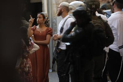 Israeli security forces stand guard as Israeli settlers tour in the Palestinian side of the old city and market of Hebron-stock-foto