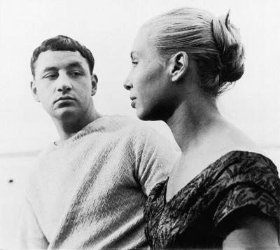 Philippe Noiret, Silvia Monfort Die Staedter Elle (Silvia Monfort) und Lui (Philippe Noiret) gehen in ein kleines Fisch-stock-foto