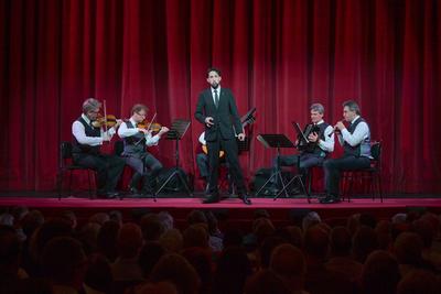 2025 - Konzert "Ich pfeif auf den Tod", mit Nikolaus Habjan und den Philharmonia Schrammeln im Stadttheater Gmunden, im  Rahmen der Salzkammergut Festwochen Gmunden, am 14.08.2025.-stock-foto