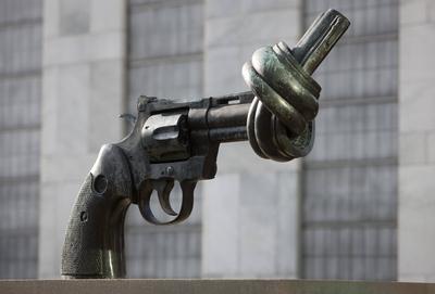 Skulptur einer Pistole mit verknotetem Lauf Symbol fuer Frieden und Gewaltlosigkeit vor Zentrale-stock-foto