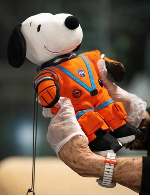 RECORD DATE NOT STATED  NASA Administrator Meets with Jeannie Schulz. Jeannie Schulz, widow of Peanuts gang creator Char-stock-foto