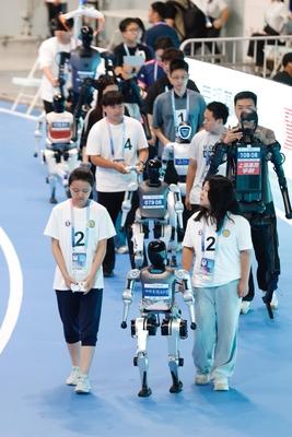 BEIJING, CHINA - AUGUST 17: Humanoid robots enter the field prior to the 4x100m Relay of Track and Field event on day th-stock-foto