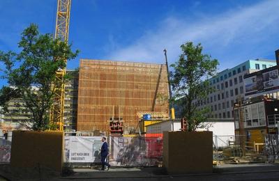 Hier am Nordbahnhof in den ehemaligen Theaterwerkstaetten der Komischen Oper wird zurzeit kraeftig-stock-foto