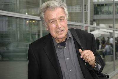 Bildnummer: 56999095  Datum: 04.10.2006  Copyright: imago/teutopressRainer Holbe (Autor) 10/06 thg Rainer Holbe am 4.10.2006 w?hrend der Buchmesse in Frankfurt / Main Deutschland deutsch Deutscher Mann Journalismus TV Fernsehen Moderation Moderator Journalist Autor Buch Schriftsteller Literatur grauhaarig kurzhaarig leger Hemd Sakko Tasche Schultertasche Umh?ngetasche umgeh?ngt umh?ngend l?chelnd L?cheln Querformat quer halb stehend drau?en Au?enaufnahme People Shooting xdp x0x 2006 quer  56999095 Date 04 10 2006 Copyright Imago  Rainer Holbe Author 10 06 THG Rainer Holbe at 4 10 2006 during the Book Fair in Frankfurt Main Germany German German Man Journalism TV Television Moderation presenter Journalist Author Book Writer Literature grauhaarig short casual Shirt Jacket Pocket Shoulder Bags Bag umgeh?ngt capes smiling Smiling Landscape horizontal half standing outside Outside view Celebrities Shooting XDP x0x 2006 horizontal-stock-foto