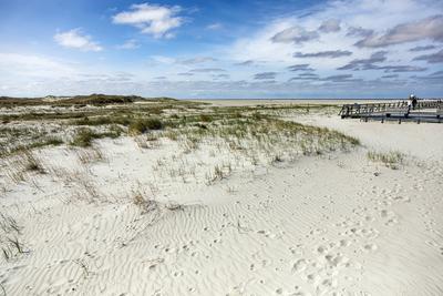 D?nenlandschaft an der K?ste von Sankt Peter-Ording, rechts die Seebr?cke zu den Pfahlbauten *** Dune landscape on the c-stock-foto