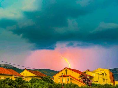 Schweres Gewitter ?ber Urlaubsregion in Kroatien: Beeindruckende Superzelle mit starkem Gewitter zieht ?ber die kroatische K?stenstadt Split - zahlreiche Blitzeinschl?ge in der Gewitterfront - Abk?hlung nach schw?lwarmen Temperaturen von 35 Grad-stock-foto