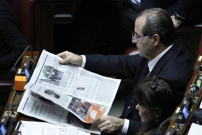 Bildnummer: 56742305  Datum: 16.12.2011  Copyright: imago/Anan SesaAntonio Di Pietro liest Zeitung - Abstimmung ?ber das Konjunkturpaket in der Abgeordnetenkammer in Rom PUBLICATIONxNOTxINxITAxFRA Politik People ITA Rom Abgeordnetenhaus Krise Wirtschaftskrise Finanzkrise Sparpaket Abstimmung x1x xub 2011 quer 56742305 Date 16 12 2011 Copyright Imago Anan Sesa Antonio Tue Pietro reads Newspaper Vote above the  in the The Chamber of Deputies in Rome PUBLICATIONxNOTxINxITAxFRA politics Celebrities ITA Rome House of Representatives Crisis Economic crisis Financial crisis Savings package Vote x1x  2011 horizontal-stock-foto