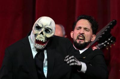 2025 - Konzert "Ich pfeif auf den Tod", mit Nikolaus Habjan und den Philharmonia Schrammeln im Stadttheater Gmunden, im  Rahmen der Salzkammergut Festwochen Gmunden, am 14.08.2025.-stock-foto