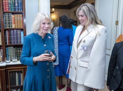 . 08/03/2022. London, United Kingdom. Camilla, Duchess of Cornwall, with actress Emerald Fennell, who played the Duches-stock-foto