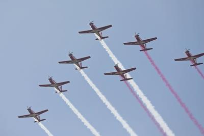 JAKARTA, INDONESIA - AUGUST 17: Indonesian Air Force fighter jets fly in formation during a ceremony to mark 80th annive-stock-foto