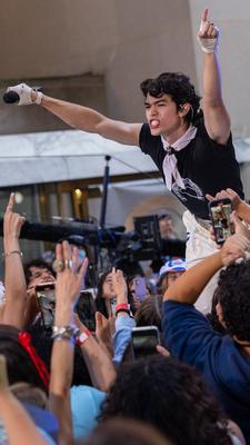 Conan gray performs live on today show at rockefeller plaza as part of citi series-stock-foto