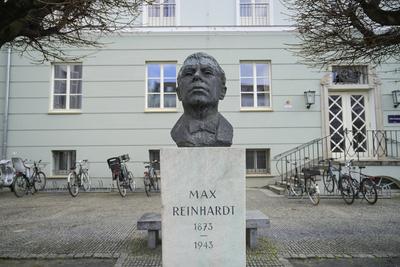 Max Reinhardt, B?ste, Deutsches Theater, Schumannstra?e, Mitte, Berlin, Deutschland *** Local Caption *** , Berlin, Deut-stock-foto