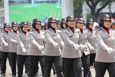 JAKARTA, INDONESIA - AUGUST 17: Indonesian female military police officers march in a ceremony to mark 80th anniversary-stock-foto