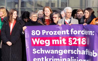 Protestaktion fuer Reform des Abtreibungsrechts vor dem Bundestag-stock-foto