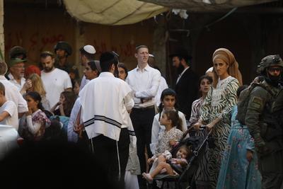 Israeli security forces stand guard as Israeli settlers tour in the Palestinian side of the old city and market of Hebron-stock-foto