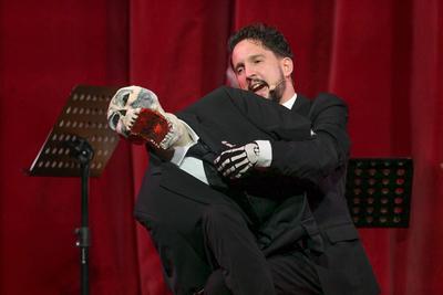 2025 - Konzert "Ich pfeif auf den Tod", mit Nikolaus Habjan und den Philharmonia Schrammeln im Stadttheater Gmunden, im  Rahmen der Salzkammergut Festwochen Gmunden, am 14.08.2025.-stock-foto