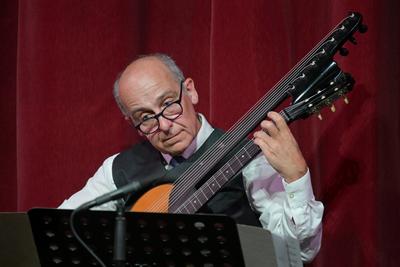 2025 - Konzert "Ich pfeif auf den Tod", mit Nikolaus Habjan und den Philharmonia Schrammeln im Stadttheater Gmunden, im  Rahmen der Salzkammergut Festwochen Gmunden, am 14.08.2025.-stock-foto